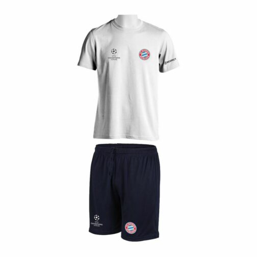 Trening Komplet Bayern Munchen je oprema za trening koji se sastoji od majice i šorca sa štampom grbova.