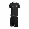 Trening Komplet Juventus je oprema za trening koji se sastoji od majice i šorca sa štampom grbova.