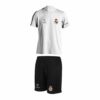 Trening Komplet Real Madrid je oprema za trening koji se sastoji od majice i šorca sa štampom grbova.