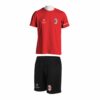 Trening Komplet AC Milan je oprema za trening koji se sastoji od majice i šorca sa štampom grbova.