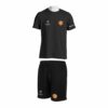 Trening Komplet Manchester United je oprema za trening koji se sastoji od majice i šorca sa štampom grbova.