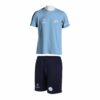 Trening Komplet Manchester City je oprema za trening koji se sastoji od majice i šorca sa štampom grbova.